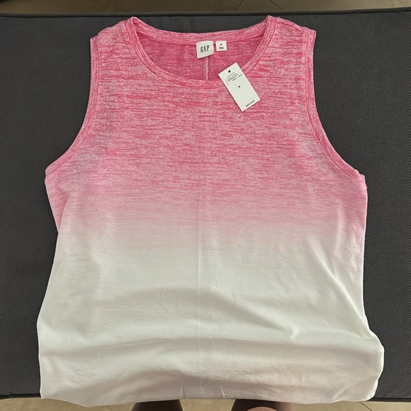 Brand NWT. Gap Sleeveless shirt - Picture 3 of 3